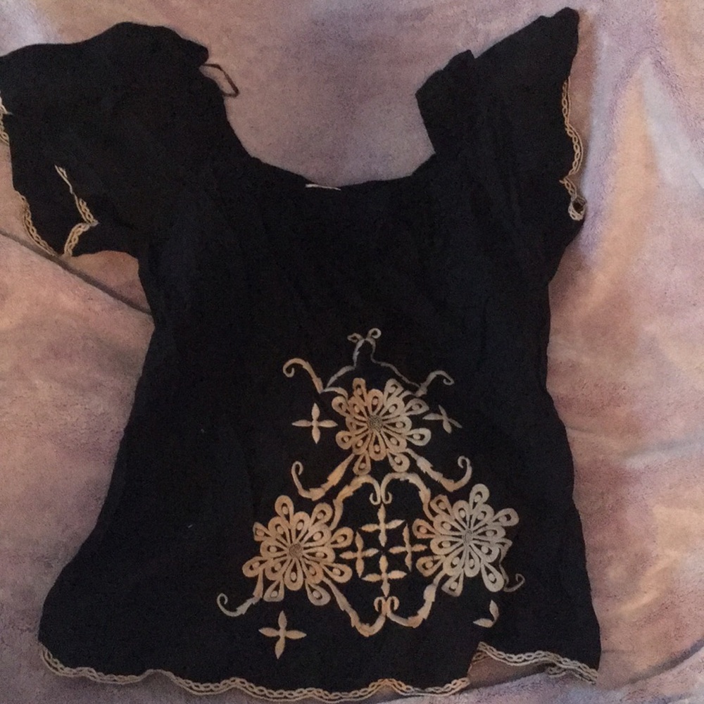 Embroidered Top🖤 - Picture 2 of 5